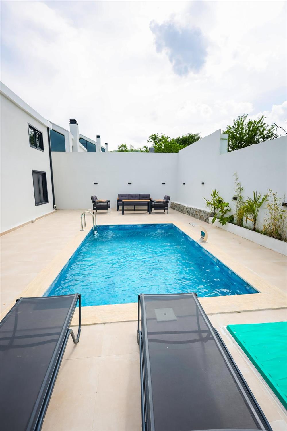 listing card gallery