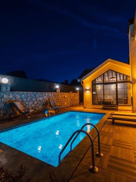 listing card gallery