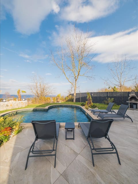 listing card gallery