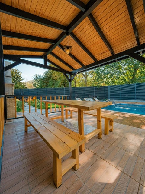 listing card gallery