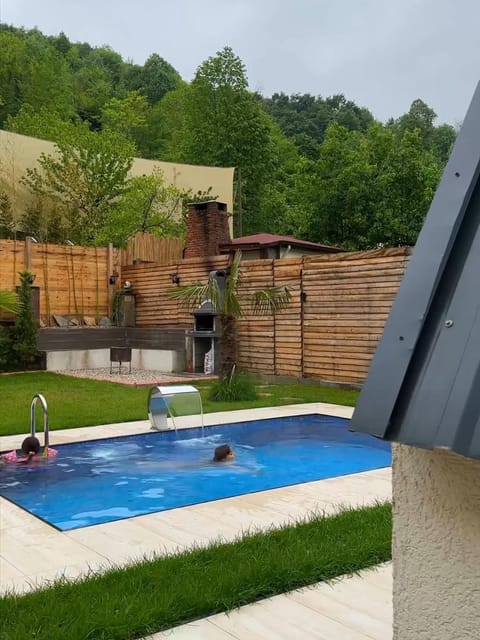 listing card gallery