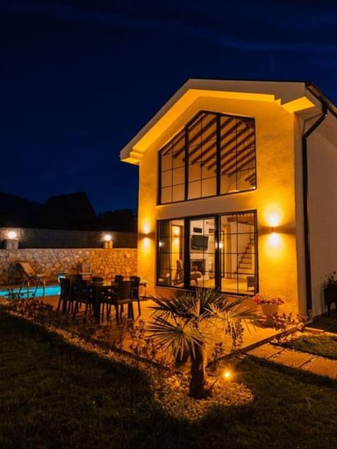 listing card gallery